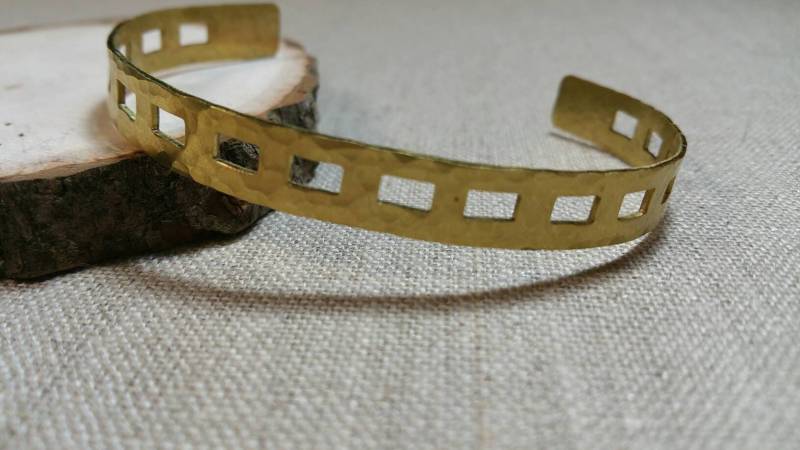 Gehämmertes Messing Rechteck Ausschnitt Armreif/stapelbares Armband Boho Minimalist - Bhc04 Gehämmertes Messing Rechteck Ausschnitt Armreif/stapelbares Armband Boho Minimalist - Bhc04 von shopmaj