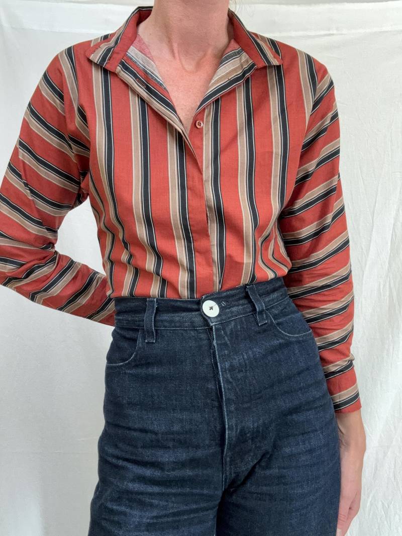 Vintage Rot Gestreifte Bluse Mit Knöpfen Aus Baumwolle Vintage Rot Gestreifte Bluse Mit Knöpfen Aus Baumwolle von shopmiragestudio