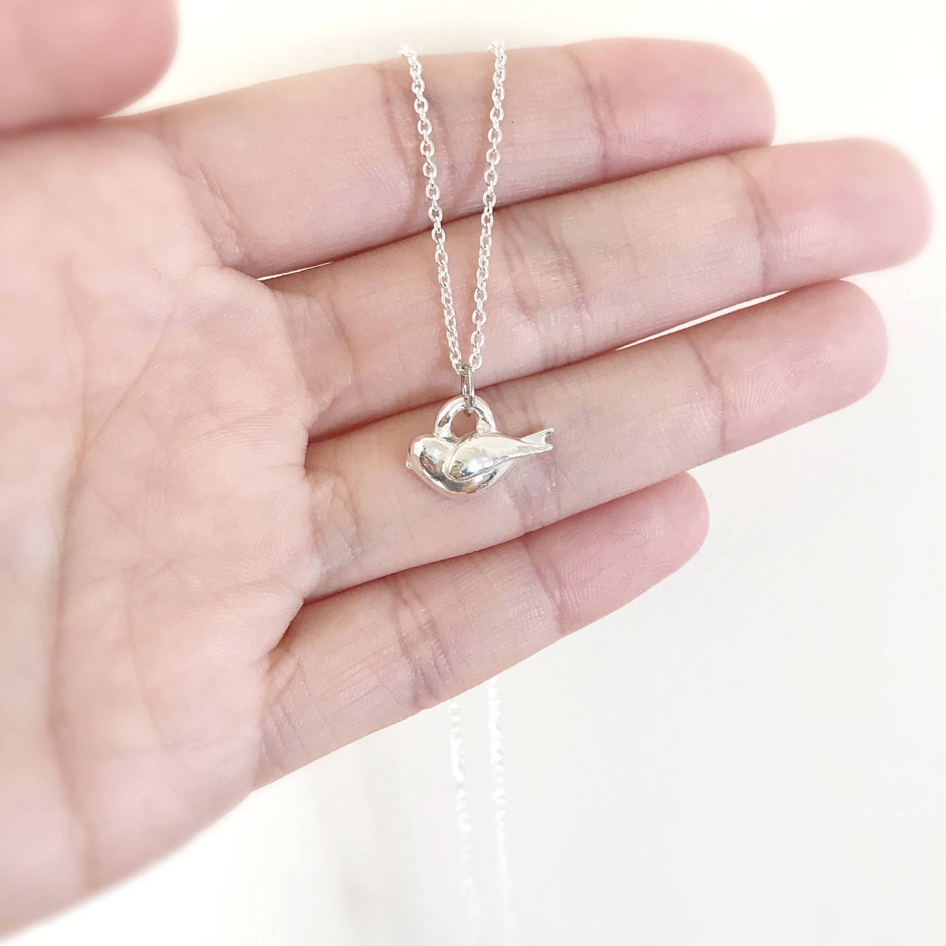 Kleine Vogel Halskette, Feiner Silber Charm, Kleiner Spatz, Schmuck, Zierliche Liebhaber Geschenk Für Sie, .999 Fs Artisan Pmc Kleine Vogel Halskette, Feiner Silber Charm, Kleiner Spatz, Schmuck, Zierliche Liebhaber Geschenk Für Sie, .999 Fs Artisan Pmc von shopmirrormirror