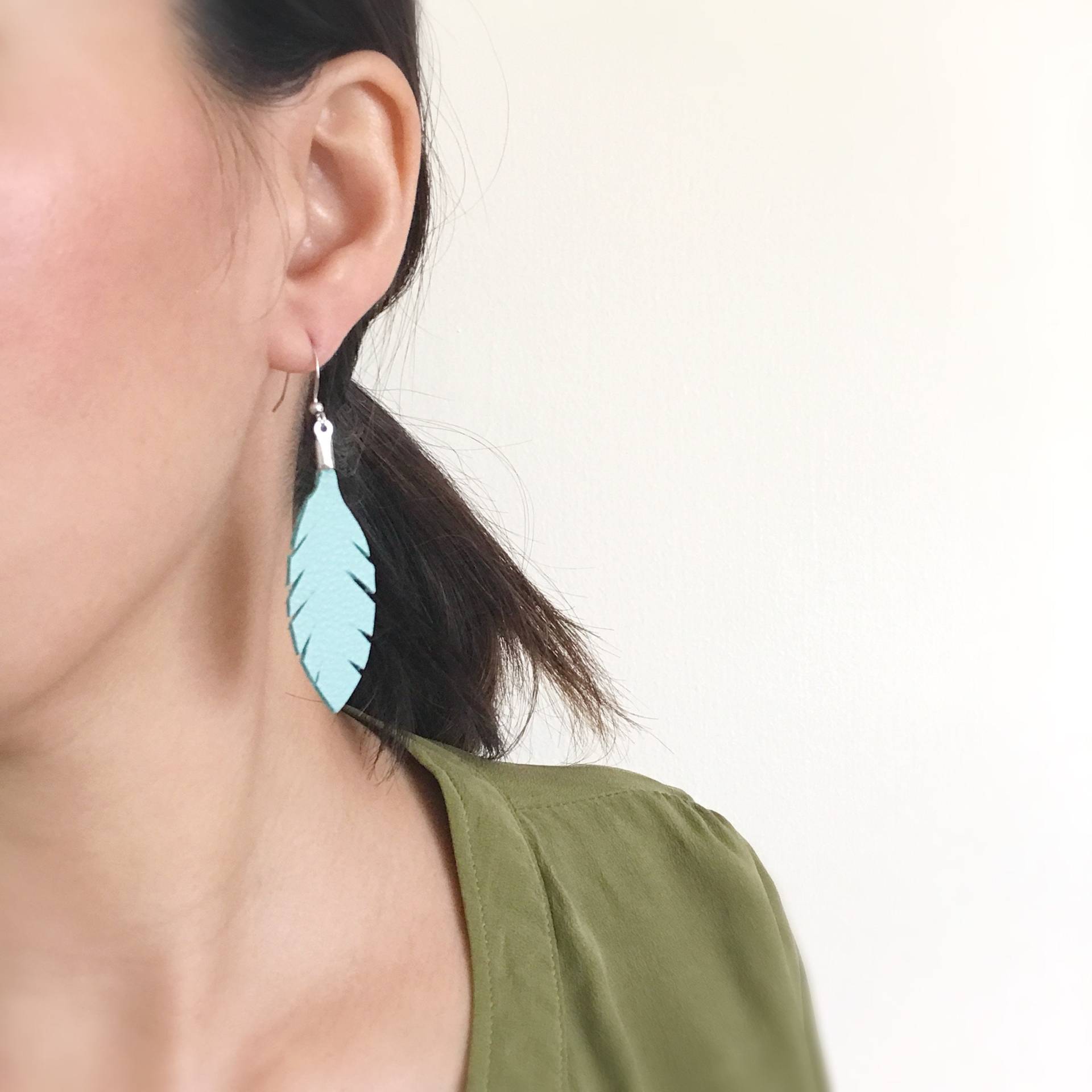 Leder Feder Ohrringe, Lange Blaue Schmuck, Boho Aqua Blau Und Gold Einzigartige Geschenkidee Leder Feder Ohrringe, Lange Blaue Schmuck, Boho Aqua Blau Und Gold Einzigartige Geschenkidee von shopmirrormirror