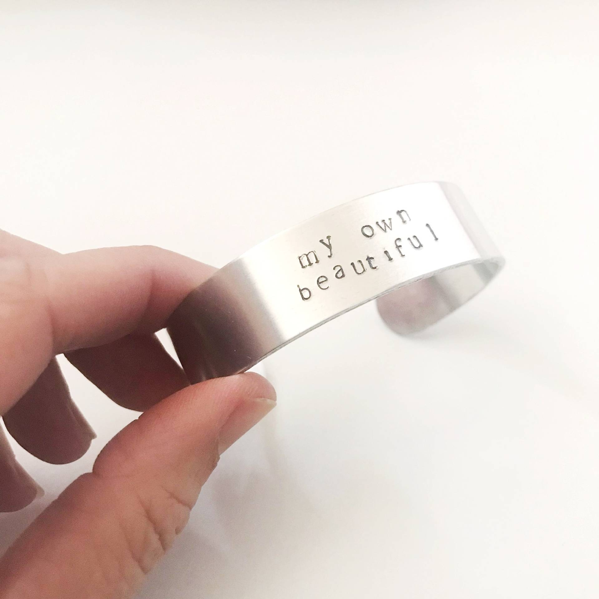 Silber Armreif, Handgestempelter Inspirationsschmuck, Worte Mantra Daily Intention, Motivationsgeschenkidee, Breites Verstellbares Armband Silber Armreif, Handgestempelter Inspirationsschmuck, Worte Mantra Daily Intention, Motivationsgeschenkidee, Breites Verstellbares Armband von shopmirrormirror