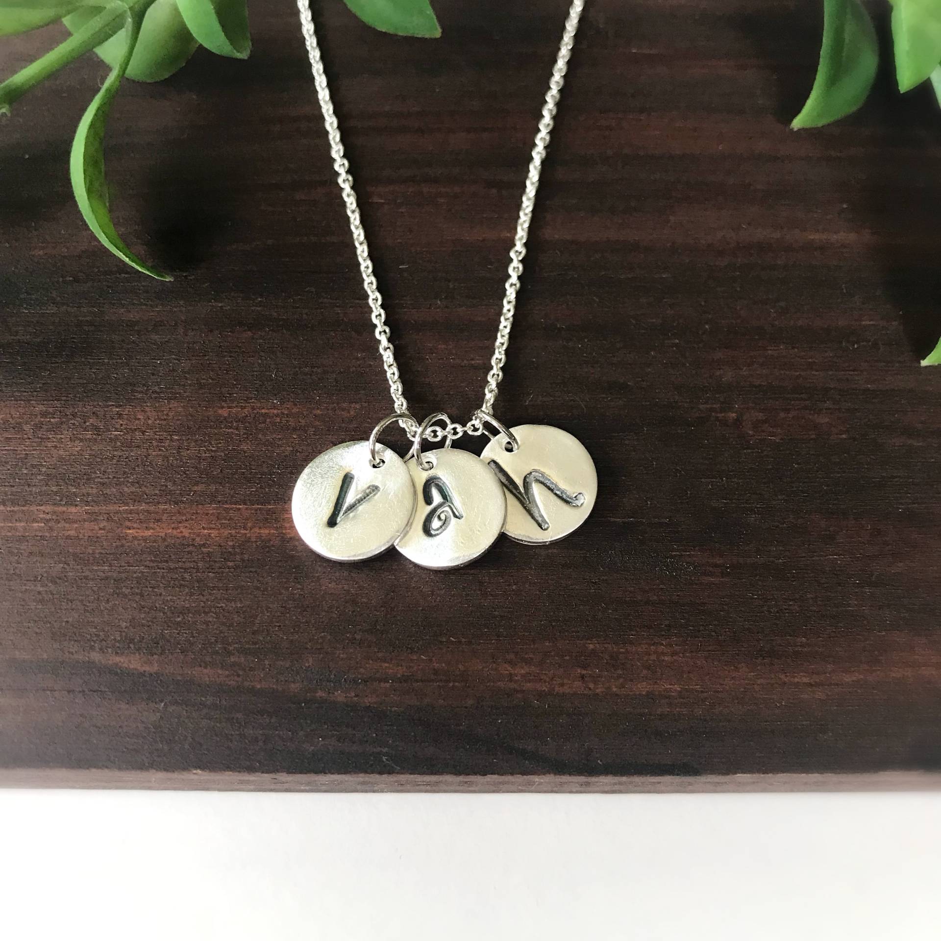 Silber Initiale Kette, Buchstaben Charms, Personalisiertes Geschenk, Kleines Monogramm Kreis Anhänger, Feinsilber, Mutter Halskette Silber Initiale Kette, Buchstaben Charms, Personalisiertes Geschenk, Kleines Monogramm Kreis Anhänger, Feinsilber, Mutter Halskette von shopmirrormirror