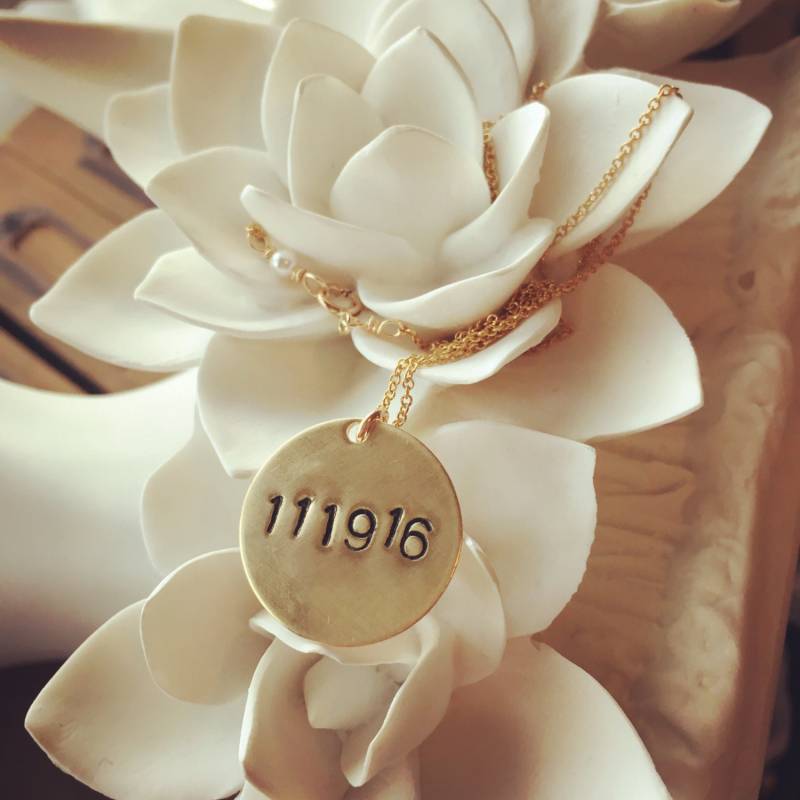 Vip Datum Halskette von shopnikkicummings