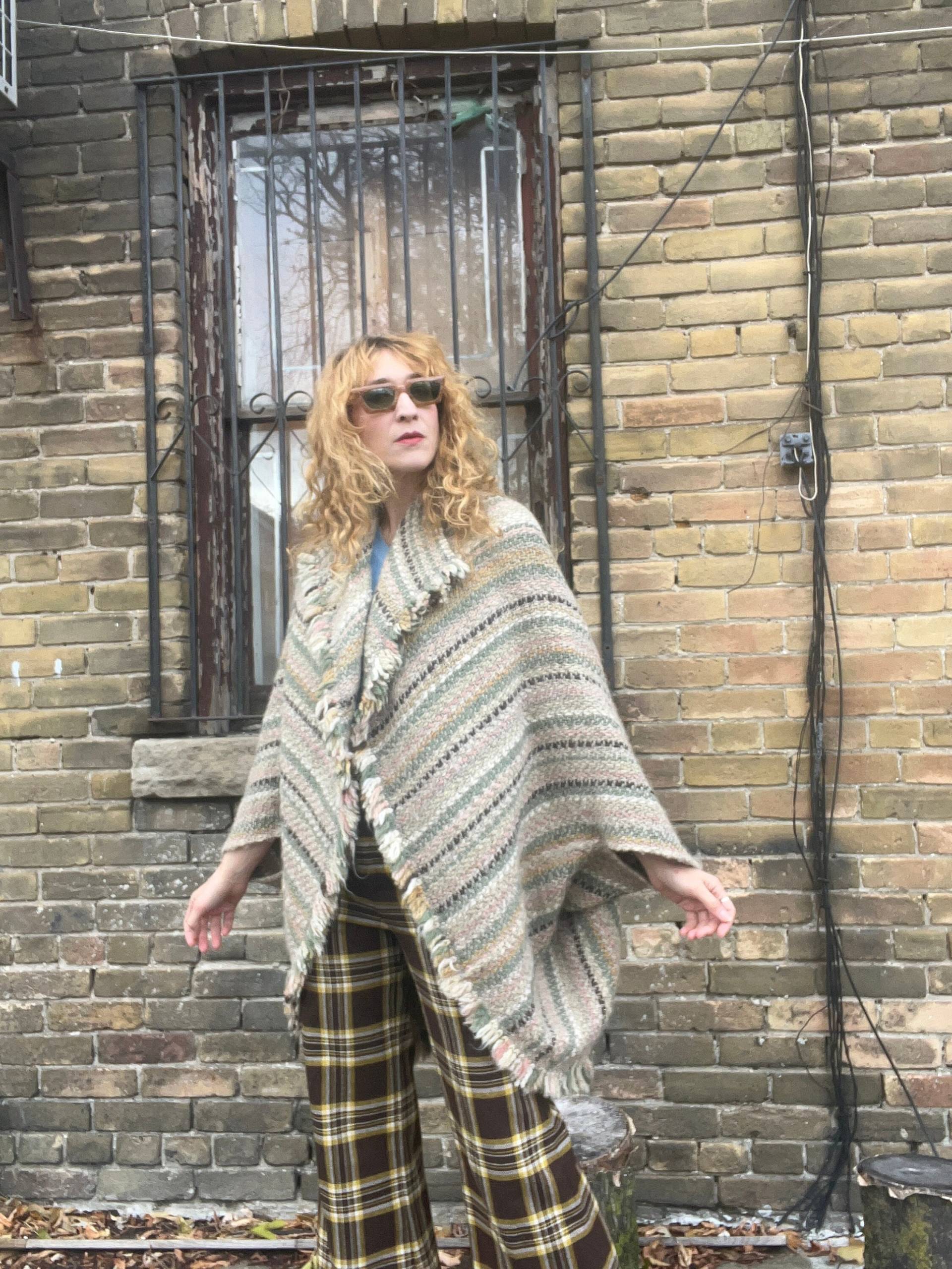 Handgewebte Wolle Pastell Gestreifte Decke Schal/Cape Mit Armlöchern, Fransenborte von shopphoenixvintage