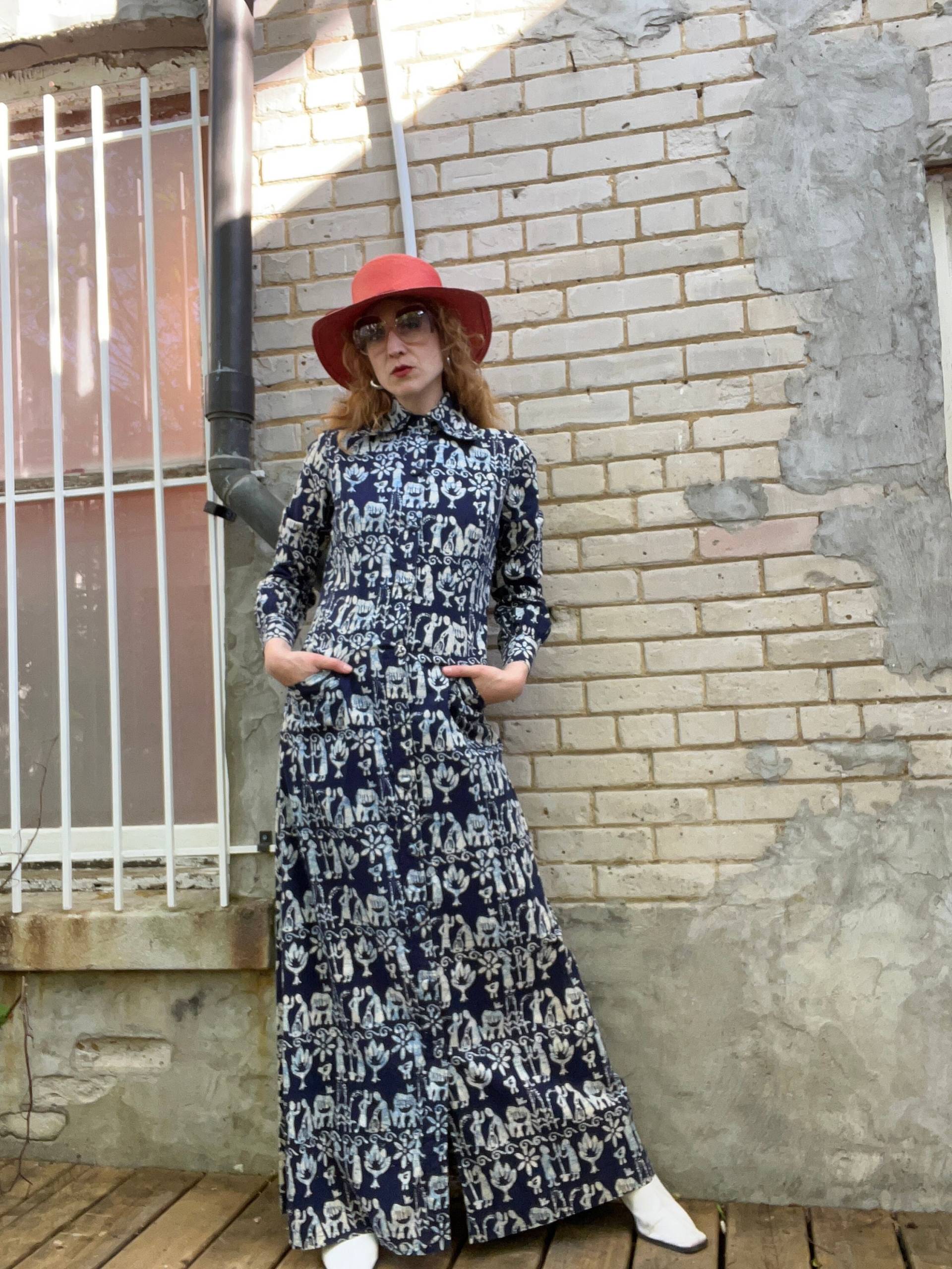 Indigo Batik Vintage 1960Er Jahre Baumwoll-Maxikleid Mit Personen/Esel-Druck, Von Five Believers Batiks, Yorkville, Toronto von shopphoenixvintage