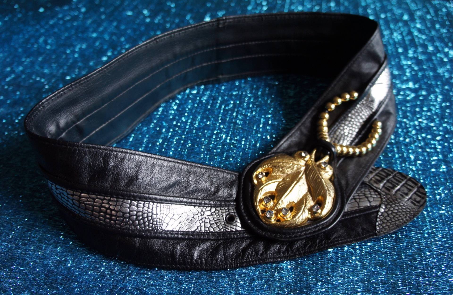 Metal Queen Vintage 1980S Power Gürtel Mit Gold Guss Bronze Schnalle, Perlen Und Silbernen Reptil Streifen von shopphoenixvintage