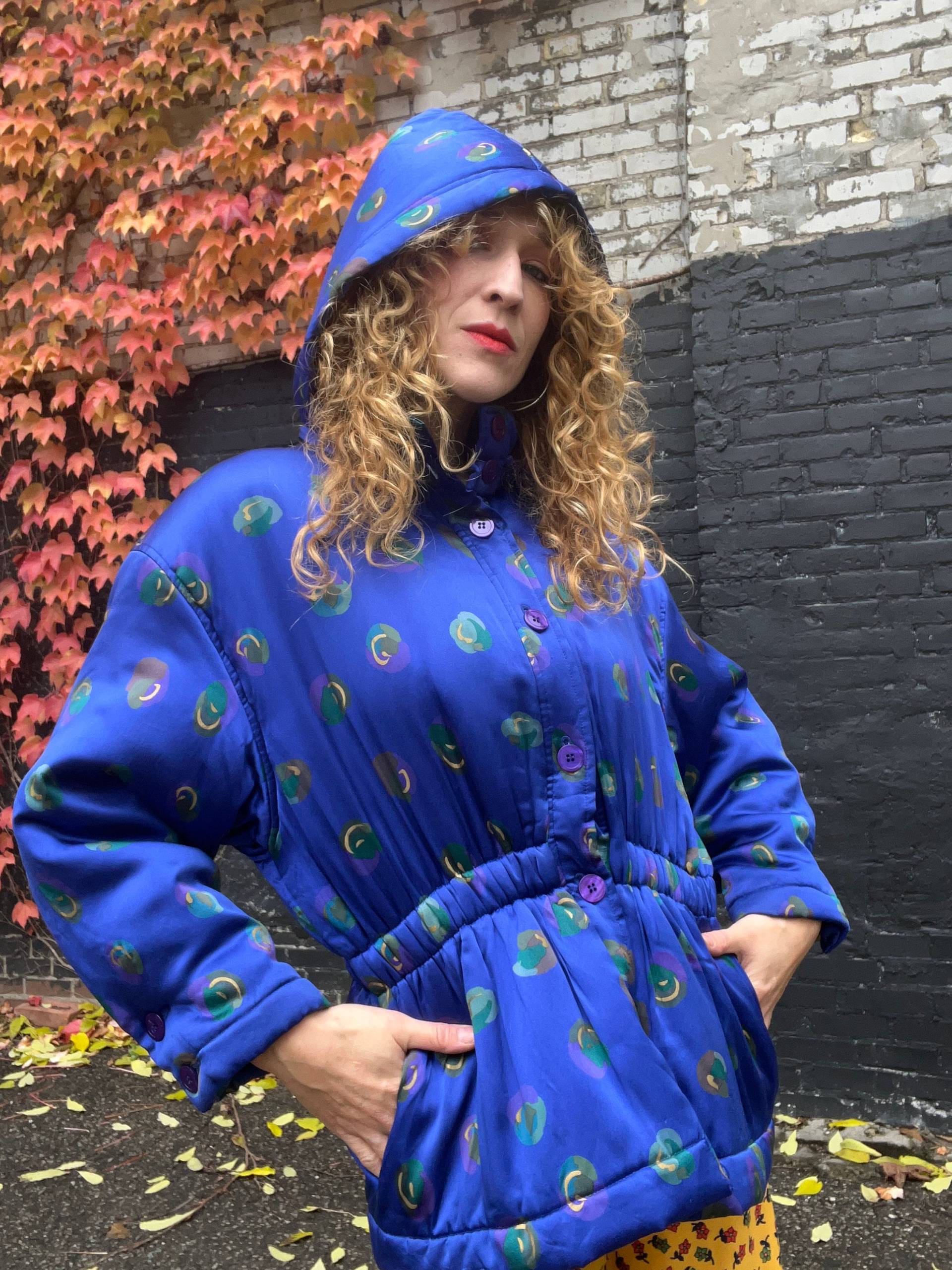 Seide Puffer Mantel Vintage 1980Er Jahre Royal Blau Bedruckter Seidenparka Mit Abnehmbarer Kapuze, Balla Valentina Für Vica Moda von shopphoenixvintage
