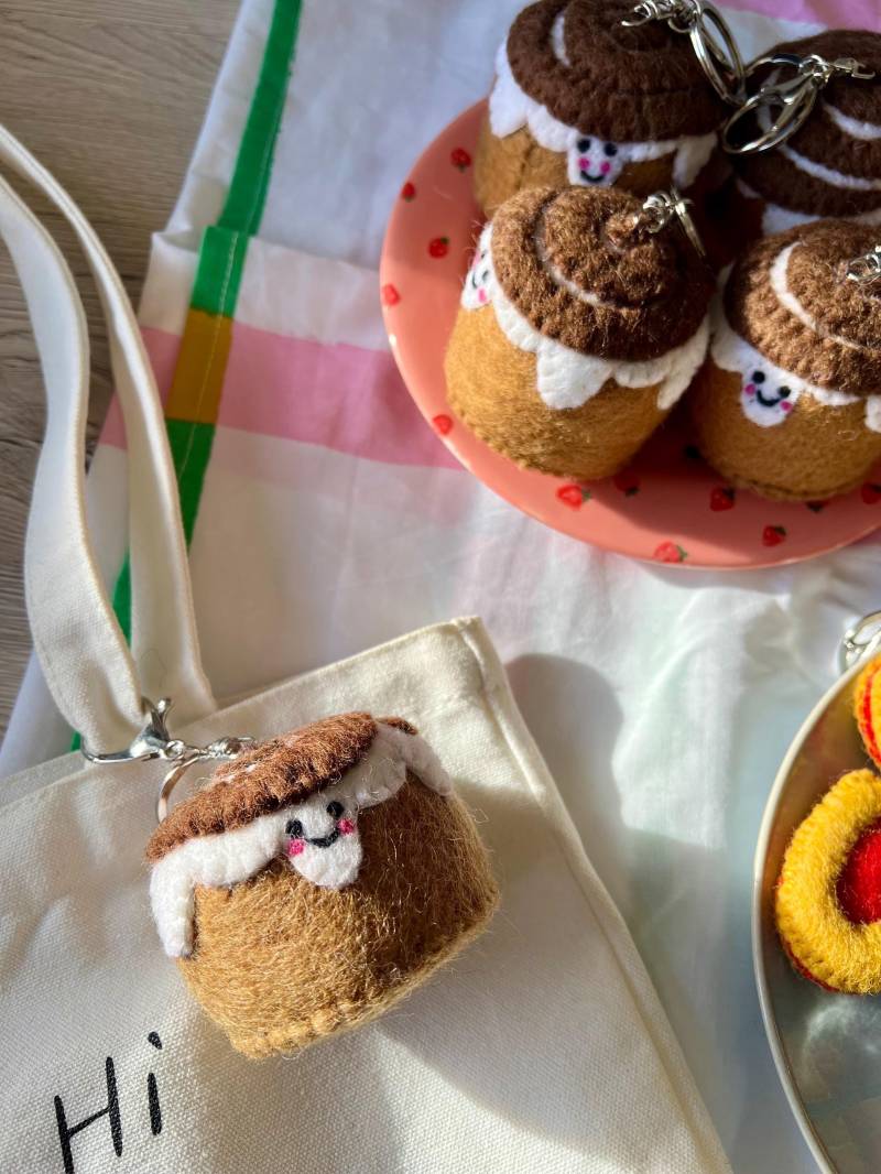 Handgemachte Zimtschnecke Aus Filz Als Schlüsselanhänger von shoprayastudio