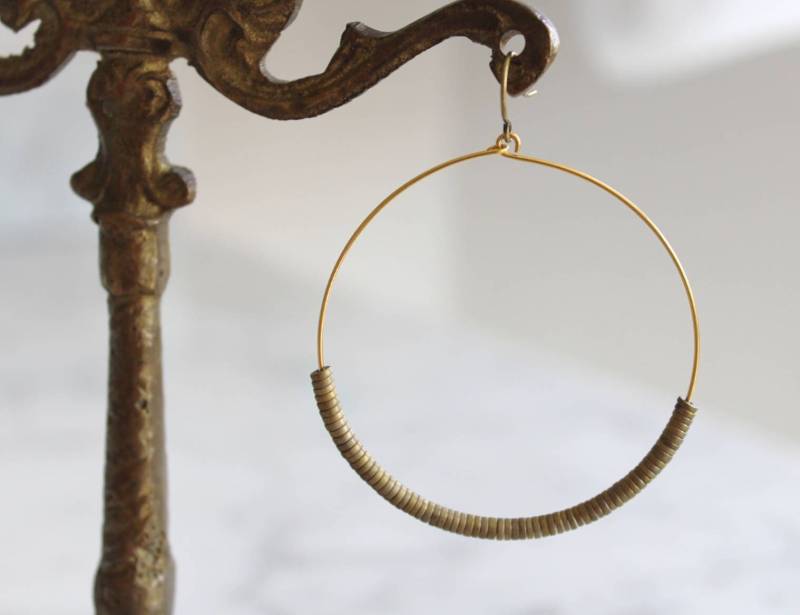 Creolen, Gold Hoop Ohrringe, Große Vergoldete Creolen Mit Bronze Perlen, Ohrringe von shoprhubarb