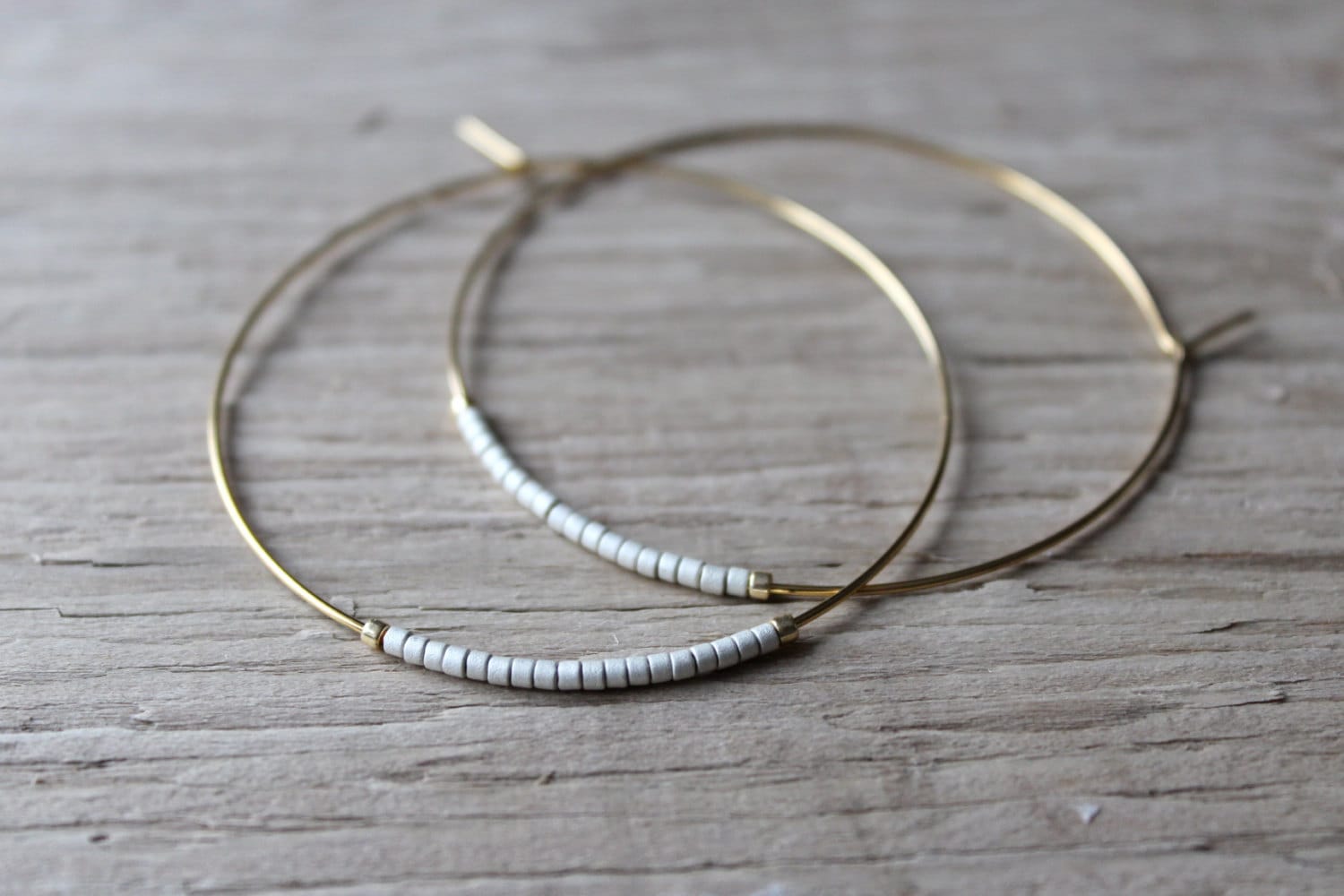 Silberne Rocailles Perlen Creolen, Große Vergoldete Ohrringe, Gold Creolen von shoprhubarb