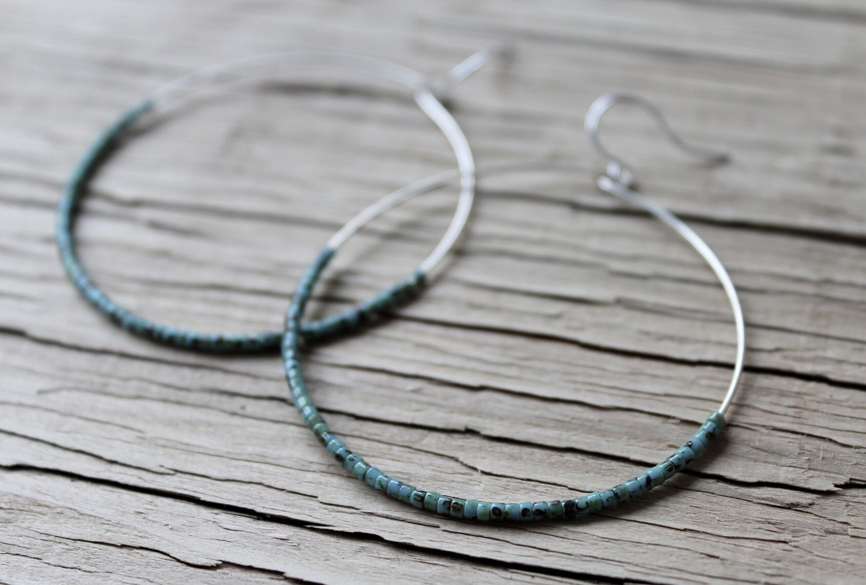 Türkis Seed Bead Creolen, Große Versilberte Ohrringe von shoprhubarb