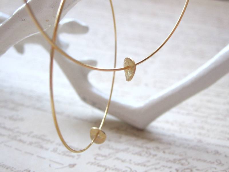 Vergoldete Creolen Mit Gold Gebürsteter Scheibe, Hoop Ohrringe von shoprhubarb