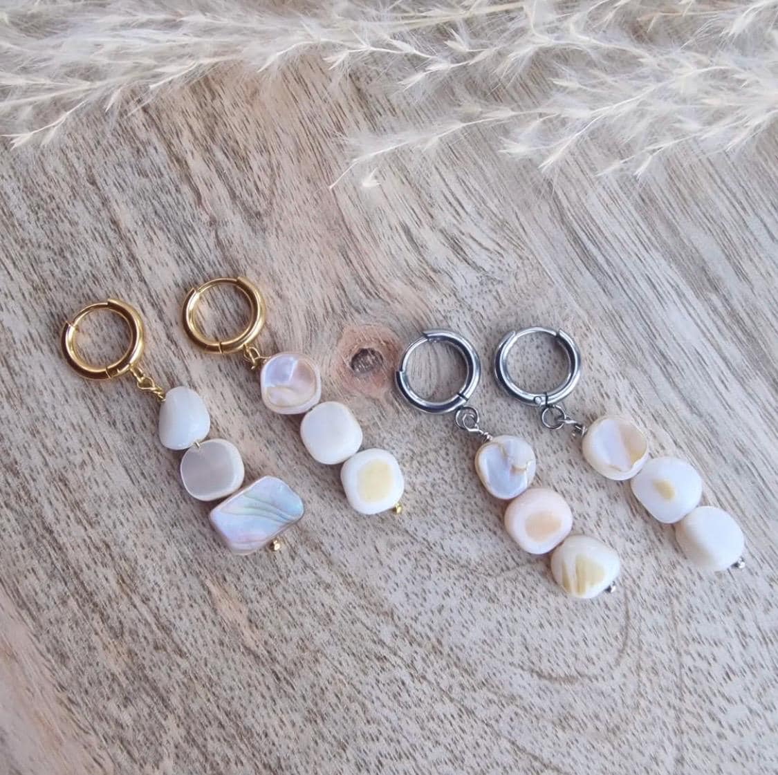 Handgemachte Perlmutt-Ohrringe Mit Creolen von NellaZahara