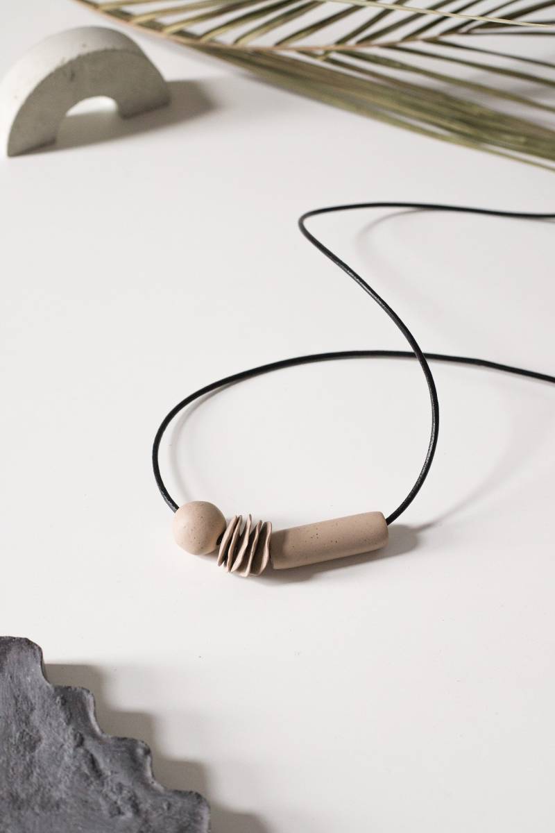 Studie Nr. 4 O.g. in Latte - Einzigartige Lange Monotone Polymer Clay Statement Halskette Mit Lederband Perfekt Fürs Geschenk von shopuhhuh