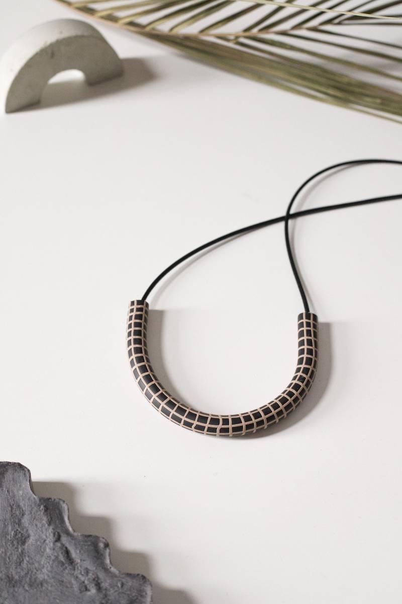 Studie Nr. 5 Tor in Schwarz/Latte Grid Muster - Einzigartige Lange Monotone Polymer Clay Minimal Tube Statement Halskette Mit Lederband Studie Nr. 5 Tor in Schwarz/Latte Grid Muster - Einzigartige Lange Monotone Polymer Clay Minimal Tube Statement Halskette Mit Lederband von shopuhhuh