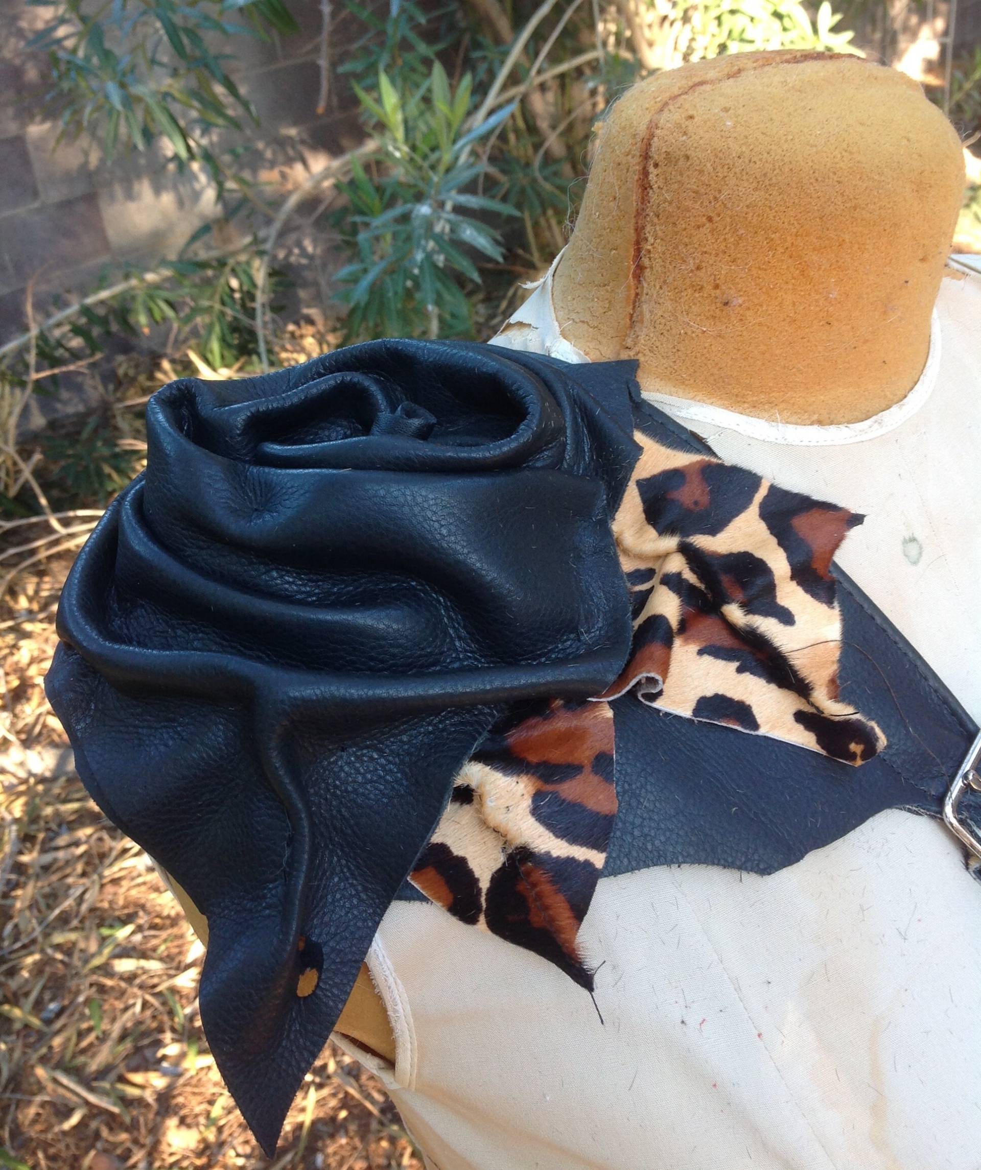 Showdiva Designs Austauschbare Crossbody Handtasche Gurt Hand Gemeißelte Blumen Leopard Geldbörse Gitarre von showdiva