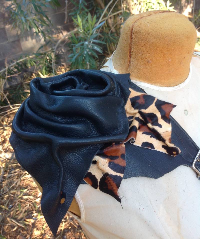 Showdiva Designs Austauschbare Crossbody Handtasche Gurt Hand Gemeißelte Blumen Leopard Geldbörse Gitarre von showdiva