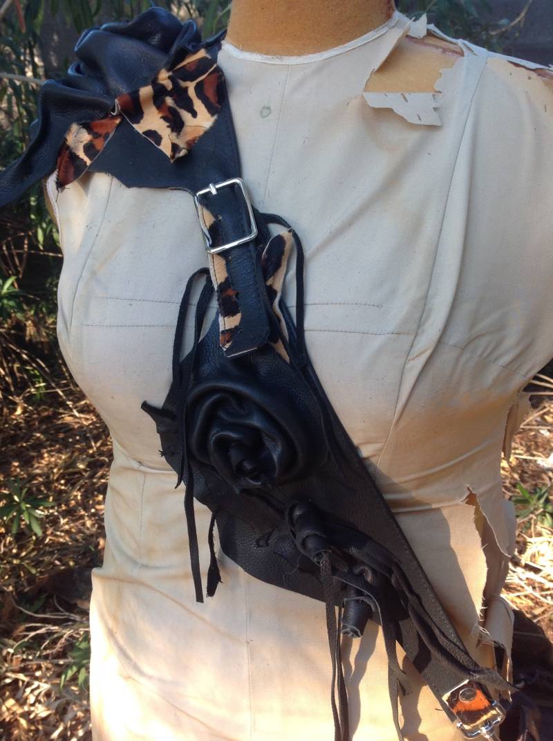 Showdiva Designs Austauschbare Crossbody Handtasche Gurt Hand Gemeißelte Blumen Leopard Geldbörse Gitarre von showdiva