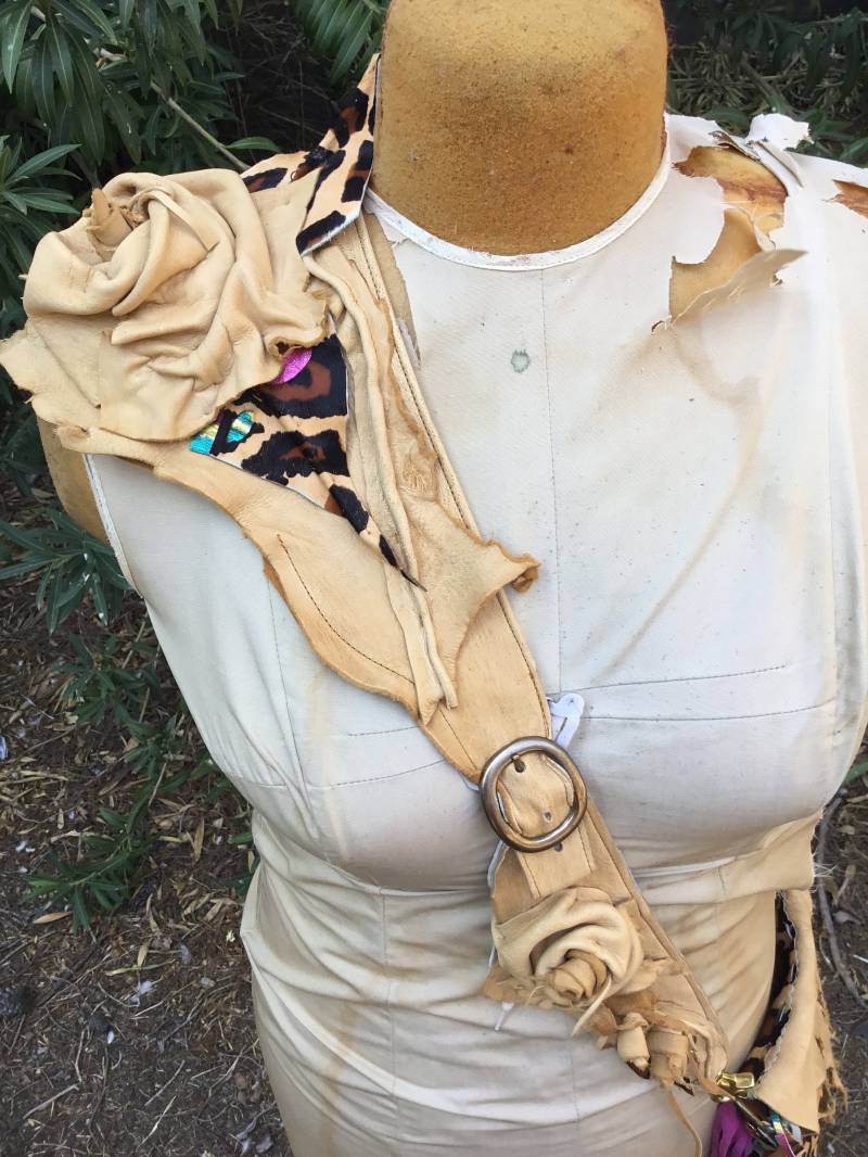 Showdiva Designs Austauschbare Crossbody Handtasche Gurt Hand Gemeißelte Blumen Leopard von showdiva