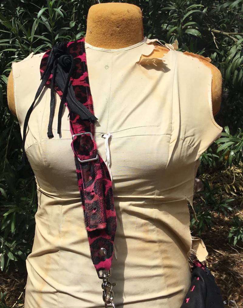 Showdiva Designs Austauschbare Crossbody Handtasche Gurt Hand Gemeißelte Blumen Leopard von showdiva