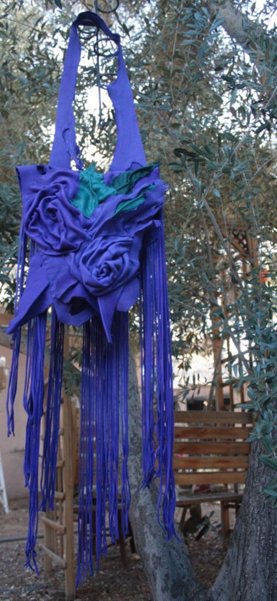 Showdiva Designs Lebhafte Blau Lila Handtasche Mit Fransen Und Handmodellierten Blumen von showdiva