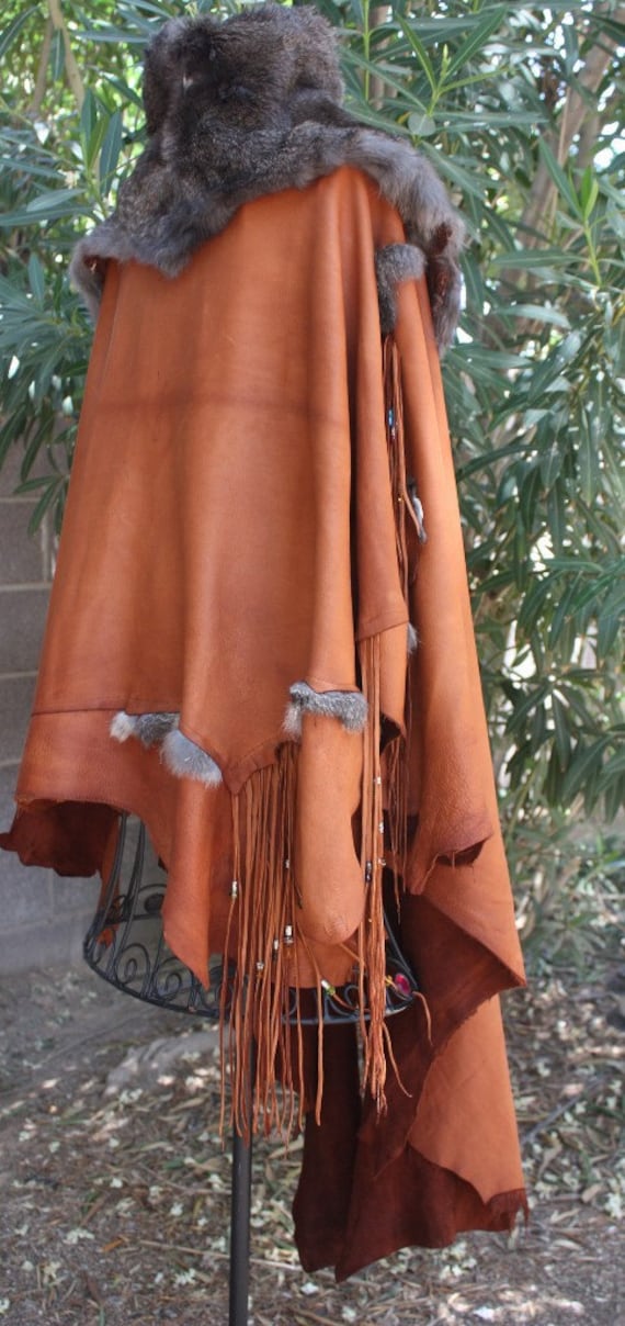 Showdiva Designs Leder Umhang Poncho Kaninchen Kragen Capelet Perlen Fransen Gemeißelt Rose Atemberaubend von showdiva