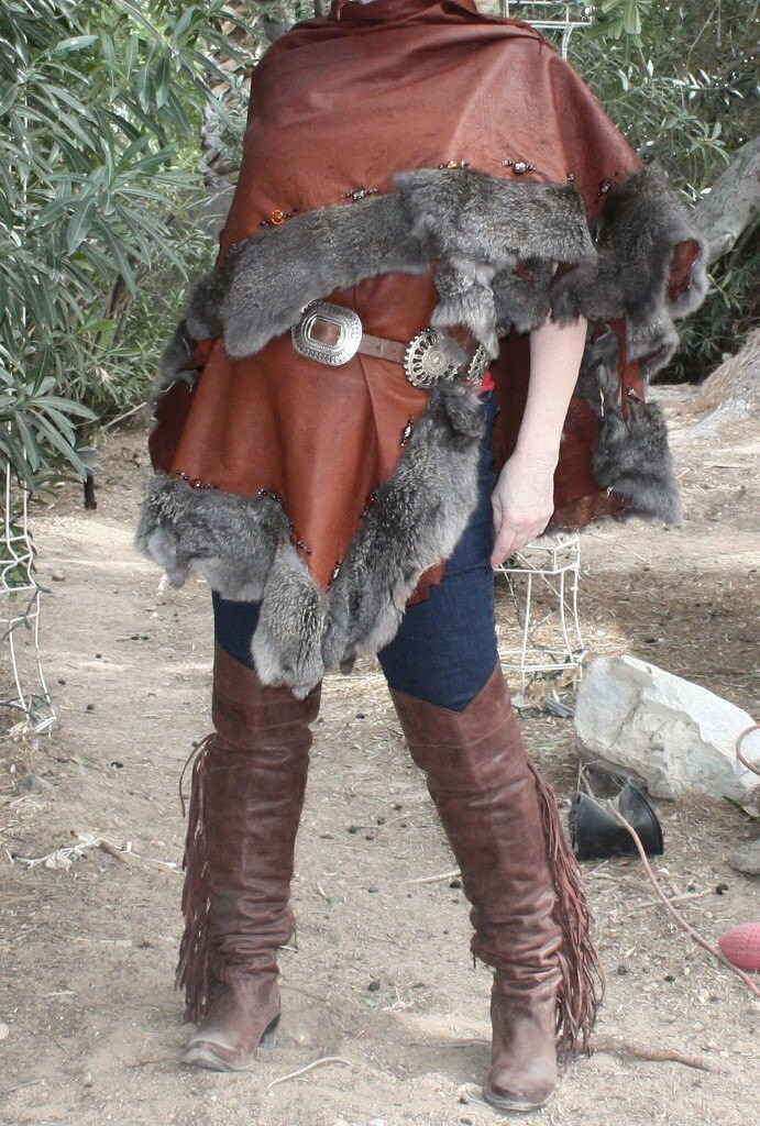 Showdiva Designs Ledercape Mit Hase Und Glasperlen Besetzt von showdiva