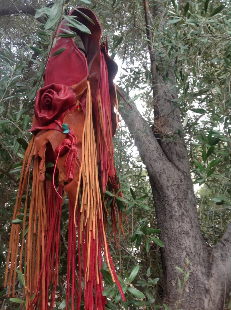 Showdiva Designs Versandfertige Leder Satteltasche Geldbörse Tropfen Mit Fransen Und Skulptierten Blumen von showdiva