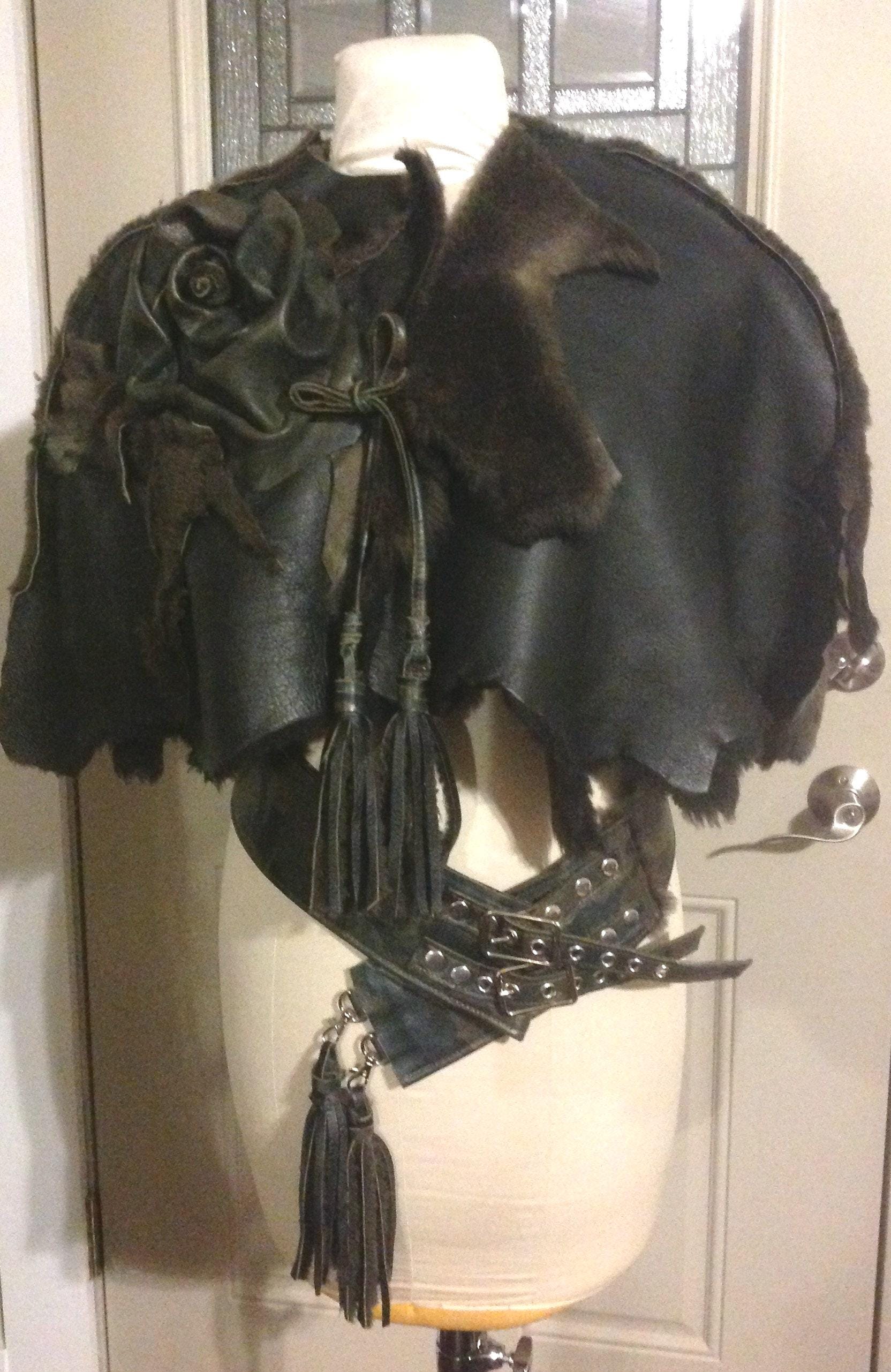 Sofort Lieferbar Showdiva Designs Beunruhigt Shearling Gürtel Umhangjacke Sculpted Camo Rose N Vines Asymmetrisch von showdiva