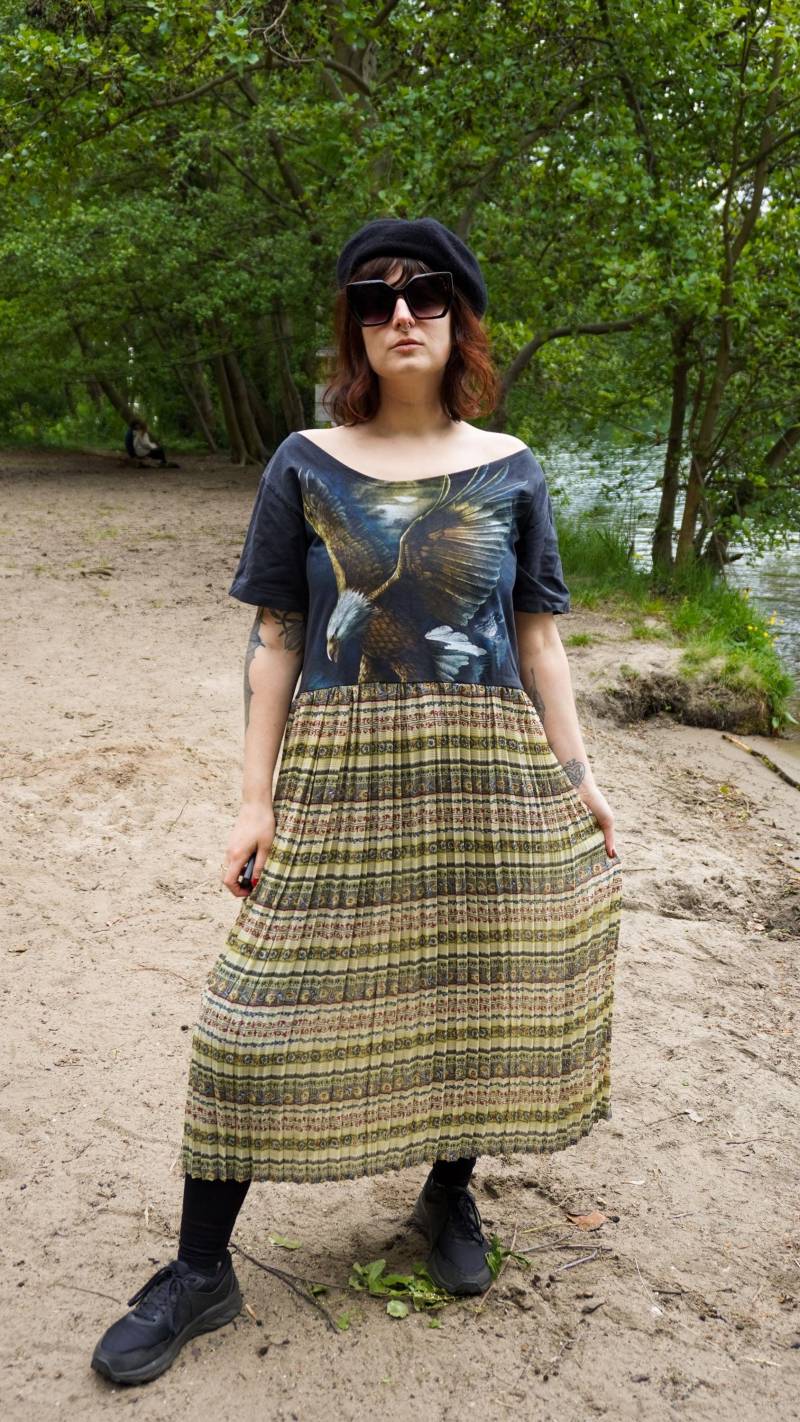 Upcycled Vintage T-Shirt Kleid Adler, Handgemachtes Alternatives Festival Outfit, Reworked Kleidung von shttyfcky