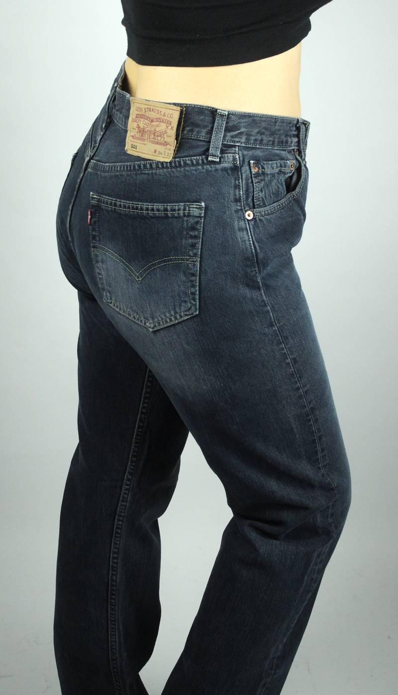 Vintage Dunkelblaue Levi's 501 Jeans W34 L32, Blaue Levi Strauss Hose Denim, Helle Washed Out Effekte von shttyfcky