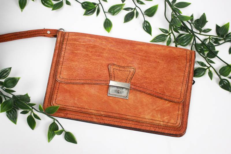 Vintage Hellbraune Ledertasche, Kleine Braune Handgelenk Tasche, Geldbörse Brieftasche Mit Handgriff von shttyfcky