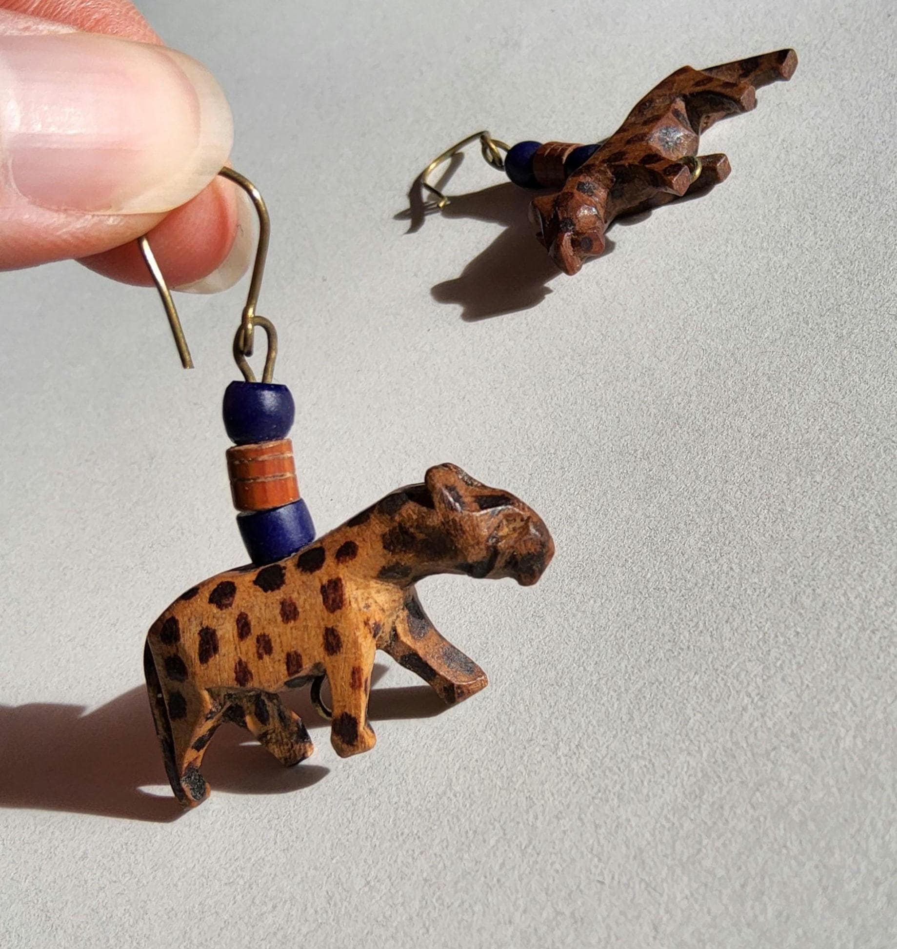 Vintage Leopard Ohrringe Holz, Tier Figur Holzschmuck Geschnitzt, Handgemachte Gepard Hängeohrringe, Unikat Schmuck, Geschenk Tierliebhaber Vintage Leopard Ohrringe Holz, Tier Figur Holzschmuck Geschnitzt, Handgemachte Gepard Hängeohrringe, Unikat Schmuck, Geschenk Tierliebhaber von shttyfcky
