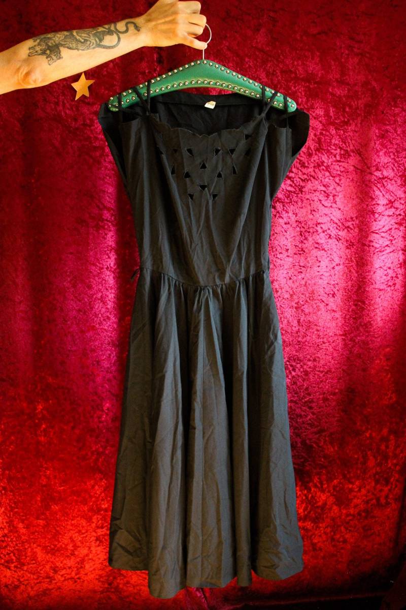 Vintage Schwarzes Kleid Dreieckige Ausschnitte Xs, Midikleid Überkreuzte Riemchen Offene Schultern, Dunkles Sommerkleid, 70Er 80Er Tanzkleid von shttyfcky