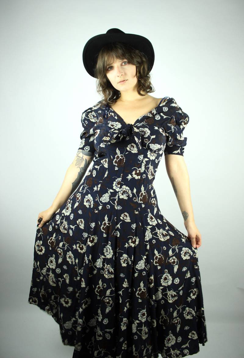 Vintage Seidenkleid Blumen 34, Midikleid Blümchen Muster, 90Er Grunge Florales Sommerkleid Aus Reiner Seide von shttyfcky