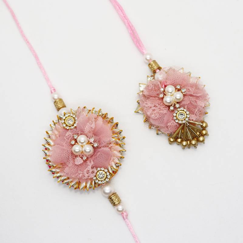 Handgefertigtes Rakhi Set Rosa Bhaiya Bhabhi Mit Blumenmuster von shubhams