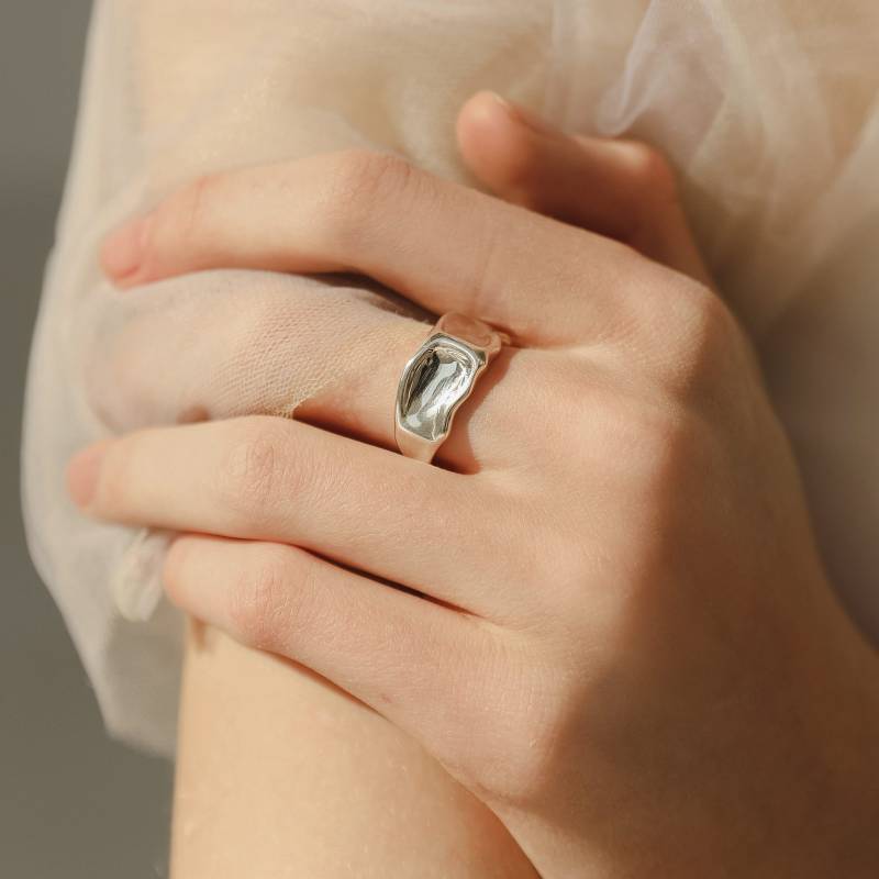 Breit Gebogener Silberring, Chunky Ring, Weicher Skulpturierter Fließender Glänzender Ring Breit Gebogener Silberring, Chunky Ring, Weicher Skulpturierter Fließender Glänzender Ring von siayvojewelry