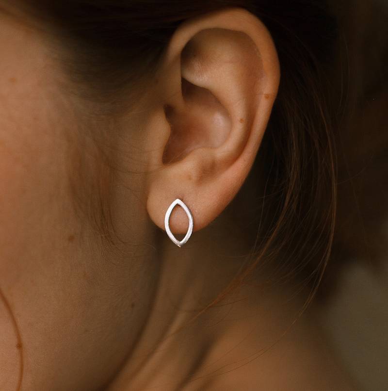 Leichte Ohrstecker, Ovale Ohrringe, Einfache Minimale Leichte Moderne Tropfenohrring Leichte Ohrstecker, Ovale Ohrringe, Einfache Minimale Leichte Moderne Tropfenohrring von siayvojewelry