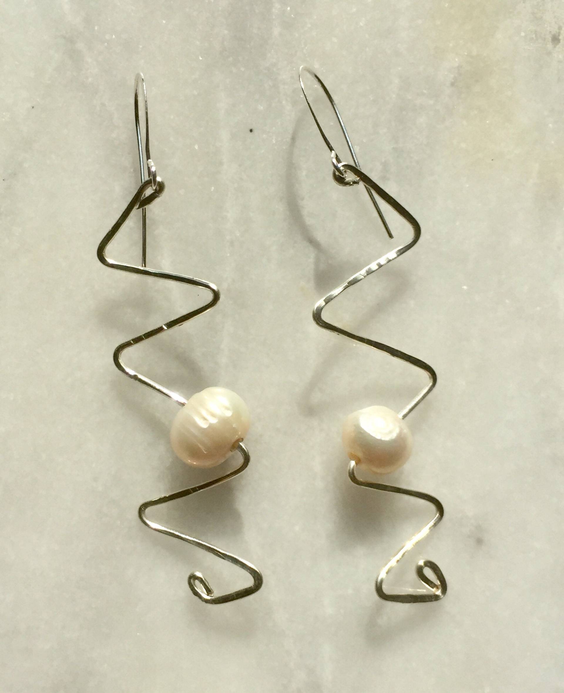 Cosmic Earring, Sterling Silber Zick-Zack-Ohrringe, Süßwasserperle Cosmic Earring, Sterling Silber Zick-Zack-Ohrringe, Süßwasserperle von sidneycherie