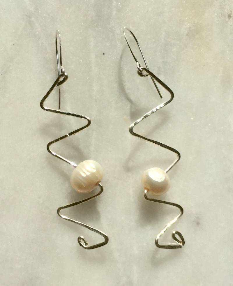 Cosmic Earring, Sterling Silber Zick-Zack-Ohrringe, Süßwasserperle Cosmic Earring, Sterling Silber Zick-Zack-Ohrringe, Süßwasserperle von sidneycherie