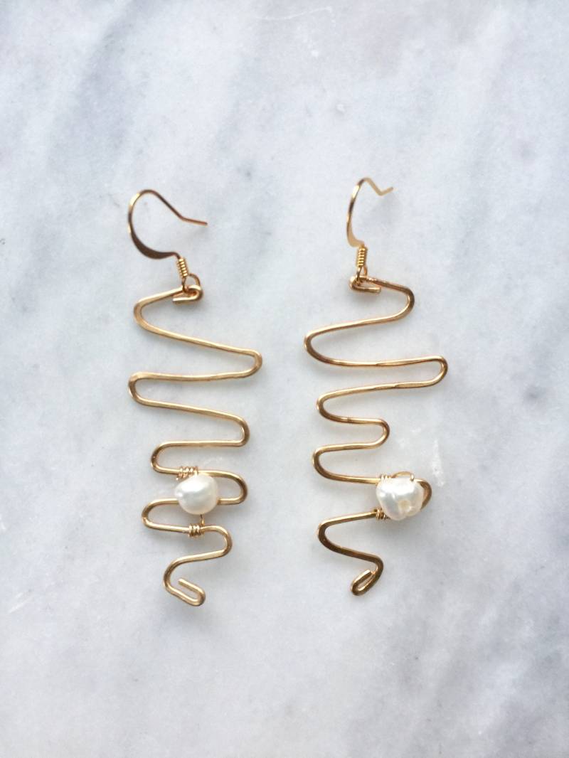 Squiggle Wave Ohrringe, Gold Squiggle Ohrringe Mit Süßwasserperlen von sidneycherie