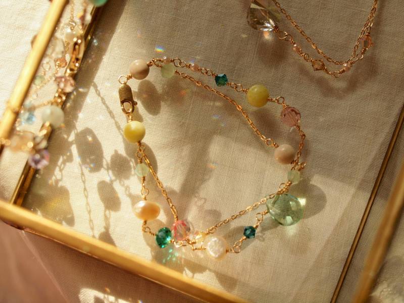 Vergoldetes Doppelstrang-Armband Zitronen-Jaspis, Perle, Kristallanhänger Vergoldetes Doppelstrang-Armband Zitronen-Jaspis, Perle, Kristallanhänger von siebijoux