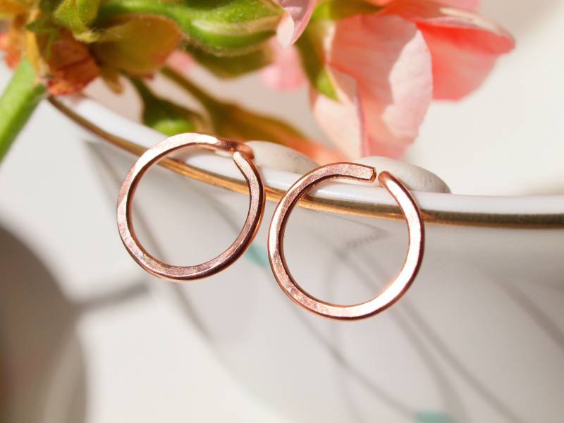 Gehämmert Rosegold Filled Kreis Ohrstecker Kleine Handgemachte Creolen von siebijoux