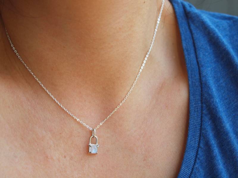 Silber Vorhängeschloss Anhänger Kissenschliff Regenbogen Mondstein, Zange, Handgemachter Schmuck Silber Vorhängeschloss Anhänger Kissenschliff Regenbogen Mondstein, Zange, Handgemachter Schmuck von siebijoux