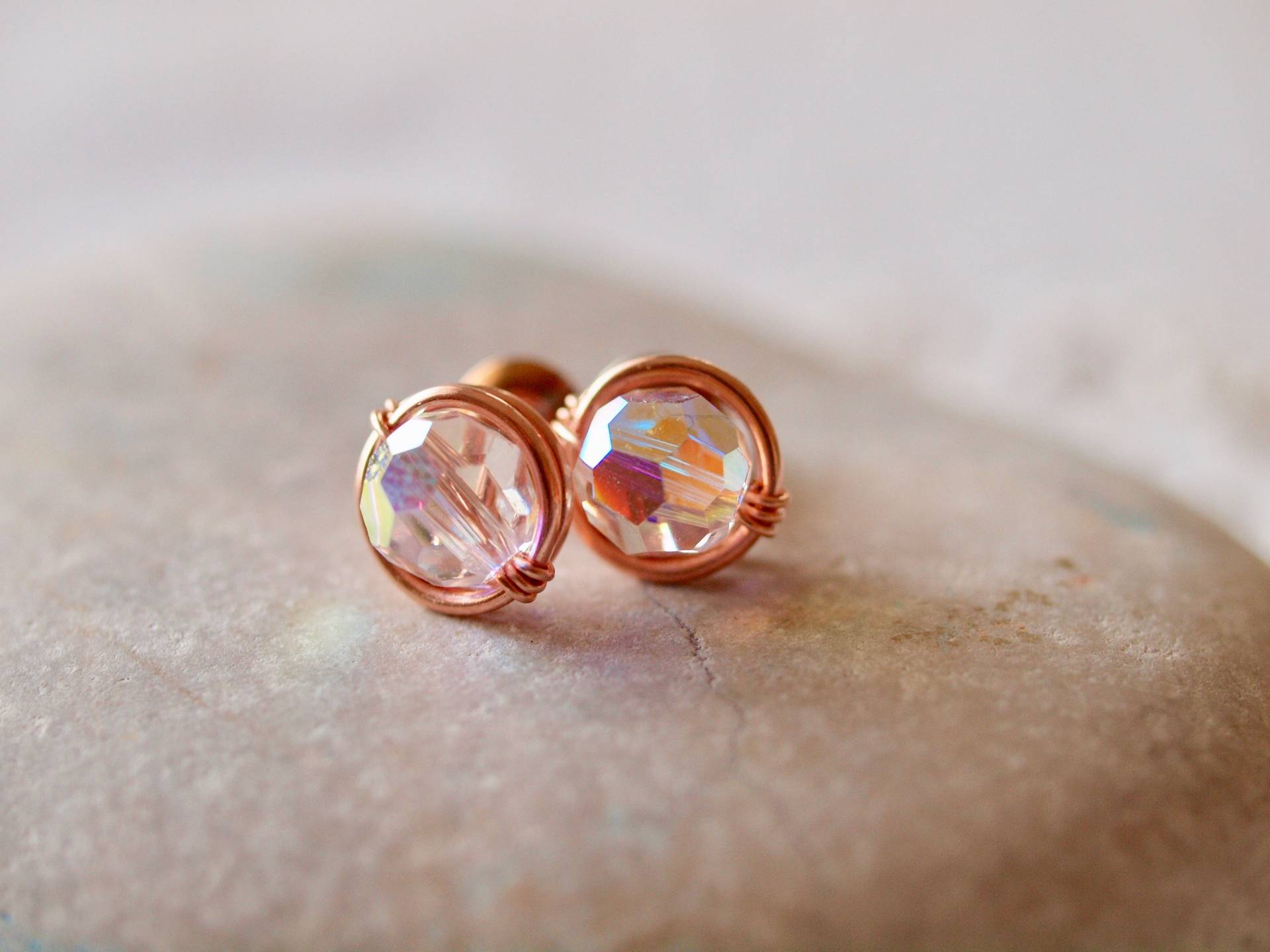 Swarovski Crystal Aurore Borealis Ohrstecker Drahtumwickelt in 14K Roségold Filled Draht Swarovski Crystal Aurore Borealis Ohrstecker Drahtumwickelt in 14K Roségold Filled Draht von siebijoux
