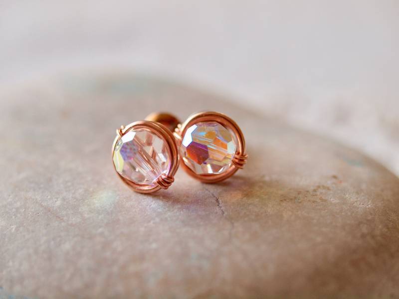 Swarovski Crystal Aurore Borealis Ohrstecker Drahtumwickelt in 14K Roségold Filled Draht Swarovski Crystal Aurore Borealis Ohrstecker Drahtumwickelt in 14K Roségold Filled Draht von siebijoux