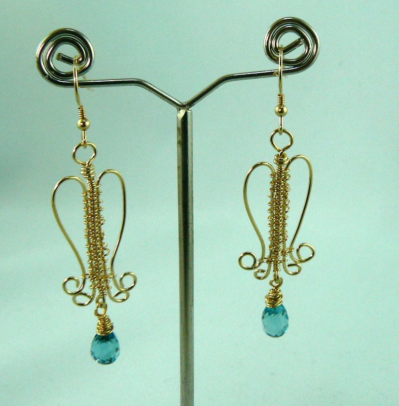 Blautopas/Gold Filled Gewölbte Ohrringe von silhouettejewel