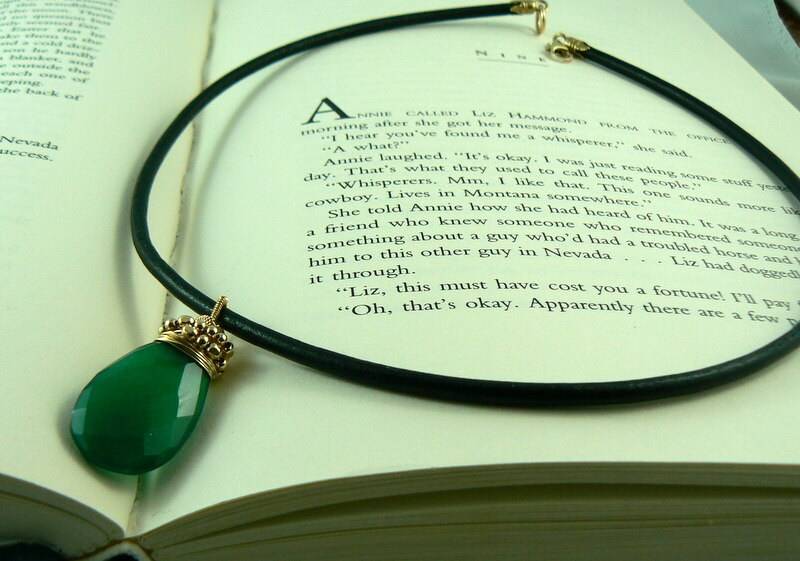 Grüne Onyx/Gold Gefüllt Auf Schwarzem Leder Halskette von silhouettejewel