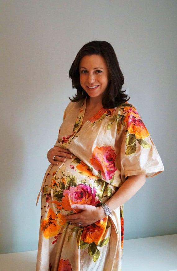 Beige Nur Vorne Geknöpft Krankenhaus Kleid Lieferung Kaftan Perfekt Als Arbeit, Kleid, Stillkleid, Mutter Sein, Baby-Dusche, Foto Requisiten von silkandmore