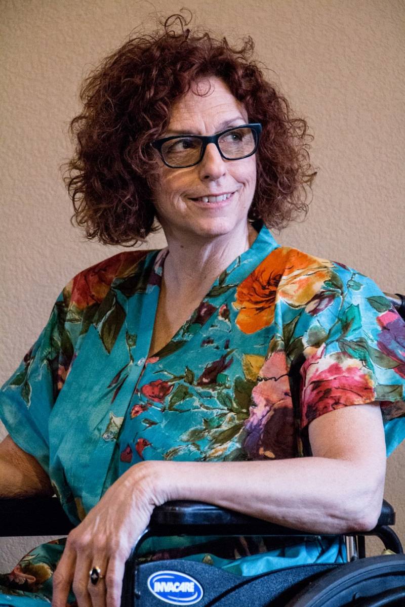 Blauer Rollstuhlfreundlicher Knopf-Front-Kaftan Für Ältere Menschen - Großes Blumenblütenmuster von silkandmore